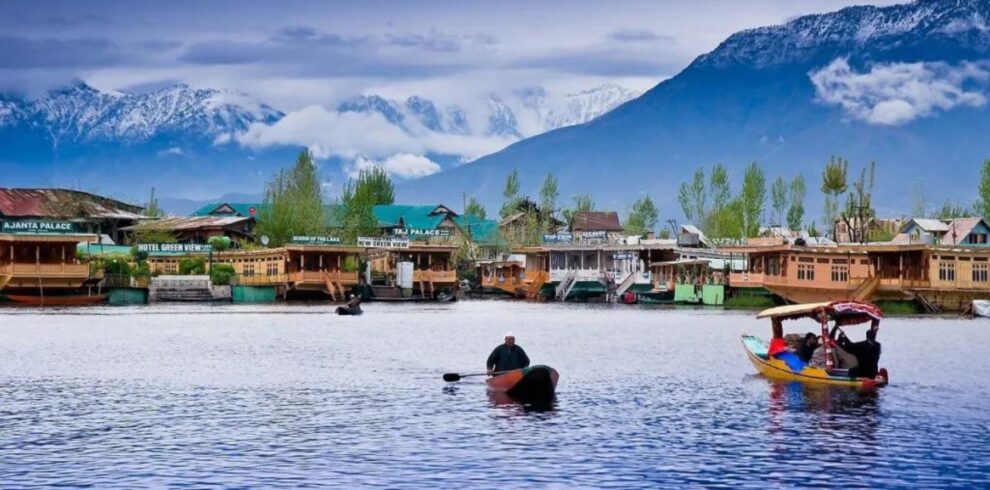 Delhi and Kashmir tour showcasing iconic landmarks and scenic beauty